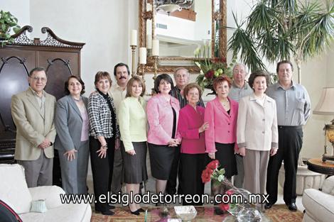 Eva Viesca de Maisterrena con sus hijos Fermín y Margarita Llaguno de Maisterrena; Enrique y Silvia Garza de Maisterrena ; Gabriela Maisterrena de Díaz Marta; Guadalupe Maisterrena de Díaz de León y Gustavo Díaz de León; Eva María Maisterrena de García y Hugo García Sánchez; María Eugenia Maisterrena de Betanzo y Jorge Betanzo Madero.