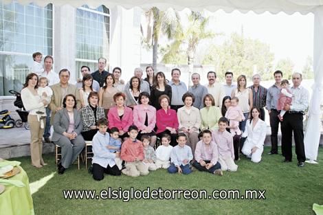 ¡Feliz Cumpleaños!
La festejada Eva Viesca de Maisterrena junto a toda su familia.