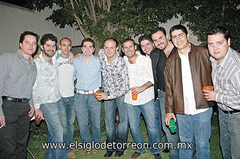 Luis Miguel Pérez Amarante junto a sus amigos: Adolfo Garza, Omar Mexsen, Daniel Nohra, Luis Fernando Salazar, Manuel Portilla, Alejandro Mexsen, Mario Villarreal, Marcelo Obeso y Alejandro Martínez.