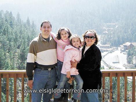 La familia Aguilar: David, Anna, Ana Virginia y Ana Lucía.