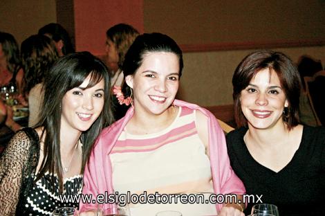 Aurora y Yazmín Gutiérrez y Laurencia González.