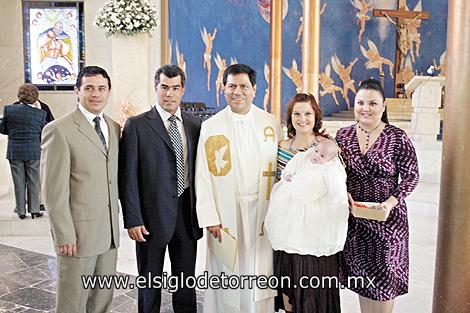 Hermoso bautizo
Fernando Pedroza, Pepe Meza, Padre José Luis Escamilla, Charmaine Villalobos de Meza con su hijo Bruno y Claudia Villalobos de Pedroza.