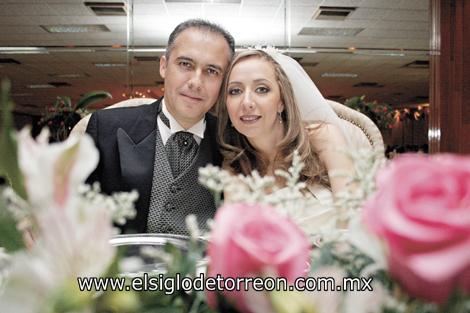 Llegan felices al altar
Alejandro Aramburu Sánchez y Gabriela Vargas Rosas.