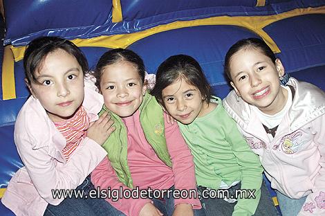 Raquel Valencia, María León y Michael Martínez acompañando a la festejada.