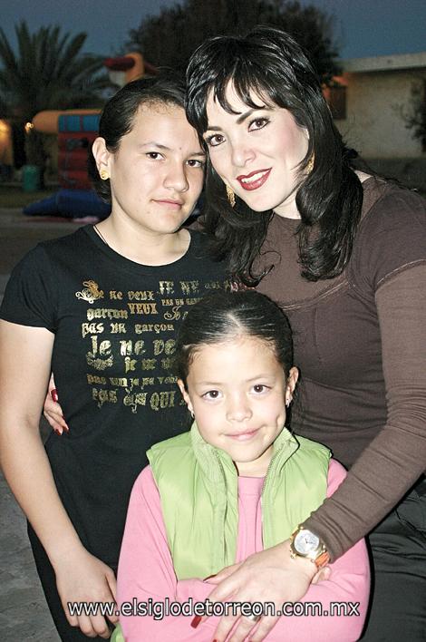 Ivonne Aguirre de León con sus hijas Ivonne y Sophía León Aguirre.