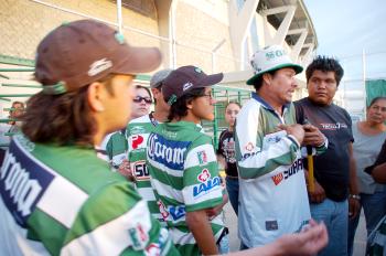 Al término del partido se registró un incidente entre integrantes de la porra La Komún y jugadores del Santos Laguna, a quienes reclamaban “que le echaran ganas y amor a los colores”, fue necesaria la intervención policiaca, sin embargo, las cosas no llegaron a mayores consecuencias.

Los porristas de La Komún hicieron acto de presencia en la parte exterior de la jaula que protege el autobús que traslada a los Guerreros del hotel de concentración al Estadio Corona, para reclamarle a Rodrigo “El Pony” Ruiz y a Jorge Campos que dieran más en la cancha. 

El reclamo molestó a ambos jugadores, que respondieron con señales obscenas, según lo manifestado por los porristas Luis Aguilera Canales, Gerardo González y Carlos Emmanuel Olvera González, quienes se subieron al alambrado de la jaula para manifestar su inconformidad.