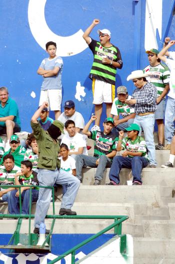 La fiel afición albiverde se desespera por las malas actuaciones del Santos Laguna.