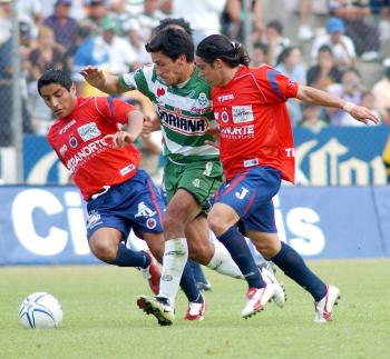 Santos Laguna sumó su cuarta derrota del torneo, a cambio de cinco empates, para una pobre cosecha de apenas cinco unidades, que lo ubican ahora en el último sitio de la tabla general, muy lejos de una posible calificación y metido de lleno en los problemas de descenso.