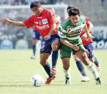 La suerte de los Guerreros se acabó al minuto 62, cuando Braulio Luna recibió el balón frente al área santista por el sector izquierdo, prendió el esférico a media altura, y lo que parecía un tiro controlable para Caranta terminó en gol, luego de que en su camino se cruzó Rafael Medina, a quien la pelota golpeó accidentalmente en el costado, para desviar la trayectoria original del disparo.