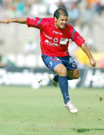 Los Tiburones remacharon el triunfo al minuto 74, cuando Pablo Granoche con balón controlado encaró al central Jorge Campos, le ganó el duelo personal y posteriormente cedió a la llegada de Gustavo Biscayzacú (foto), que con tiro fuerte y cruzado de derecha, superó a Caranta, que nada pudo hacer para evitar la caída de su marco por segunda ocasión, para firmar así el 2-0.