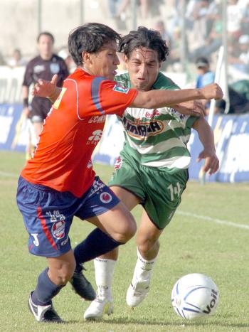 Con el santo y la afición de espalda terminó Santos Laguna su juego ante los Tiburones Rojos del Veracruz, para de paso convertirse en el peor equipo de la actual temporada, ante un escaso, decepcionado y molesto público, que acudió al Corona con la esperanza de ver el primer triunfo albiverde, y sólo presenció un deprimente espectáculo que significó la cuarta derrota de su equipo, ahora ante los escualos por 2-0.