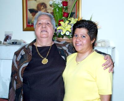 va_12032006 
Bertha Irene Álvarez en compañia de su hija Irene, quien le organizo una fiesta con motivo de su cumpleaños