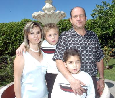 va_14032006 
Arturo Ostos Luna, con sus papás Arturo Ostos Velázquez y María Eugenia Luna de Ostos y de sus hermanito Enrique.