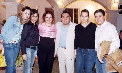 va_15032006 
Denisse Pacheco, Susana Villanueva, Mónica de Vázquez, Alfonso Vázquez, Karla de Sepúlveda y Claudio Sepúlveda.