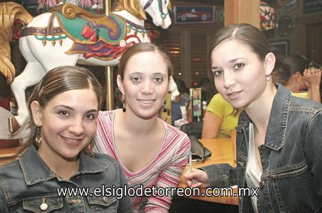 Lorena Anaya, Adriana Cruz y Cristy Viesca.