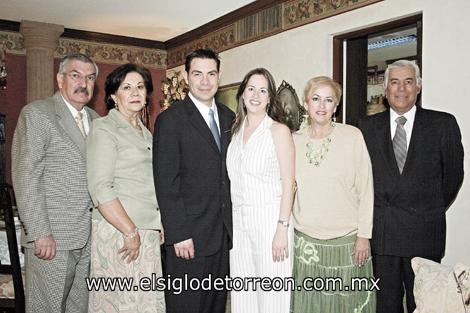 PIDEN SU MANO
Samuel Zugasti Rodríguez, María Lilia Iturriaga de Zugasti, Ricardo Zugasti Iturriaga, Kareny Machado Flores, Alma Flores de Machado y Roberto Machado Martínez.