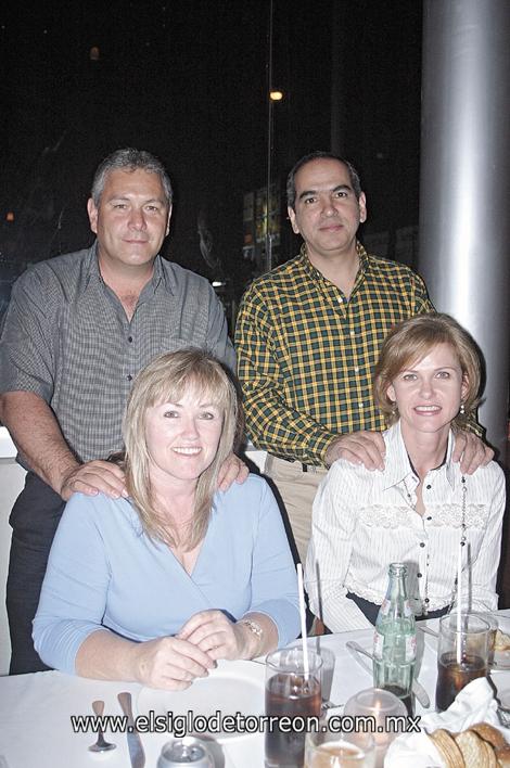 Efraín Rocha, Ricardo Barroso, Malena Leal de Rocha y Paty Alatorre de Barroso.