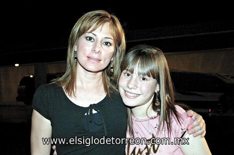 Pilar Ortueta con su hija Bárbara.