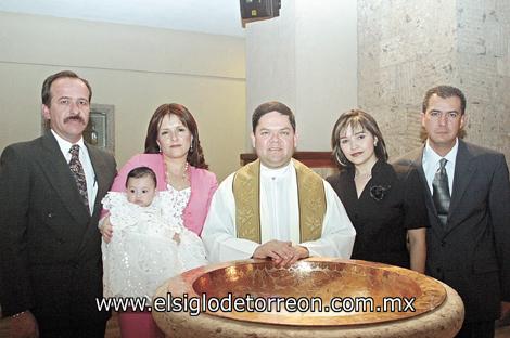 José de Jesús Gamboa Corral, Claudia Arroyo de Gamboa con la pequeña Dariela Lizette, .- Pbro. Armando López Serna, Adriana Arroyo de Chew y Fernando Chew Gómez Llanos.