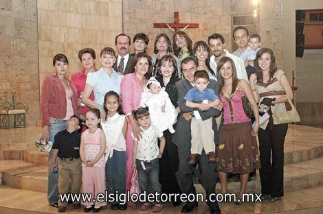 Dariela Lizette Chew Arroyo junto a sus papás Fernando Chew Gómez Llanos y Adriana Arroyo de Chew, sus padrinos Jesús Gamboa Corral y Claudia Arroyo de Gamboa, así como demás familiares.