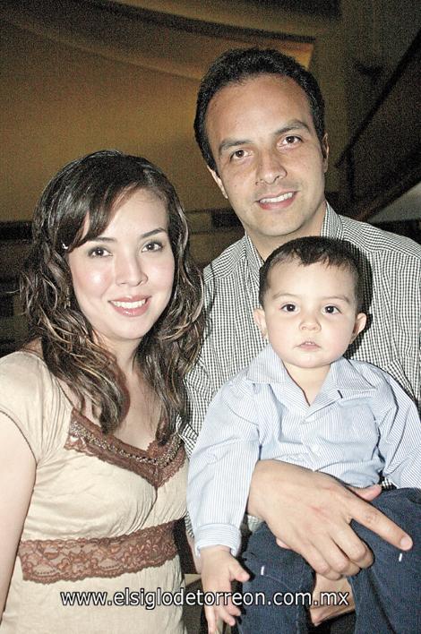 Carlos García y Ana de García con su hijo Carlitos.