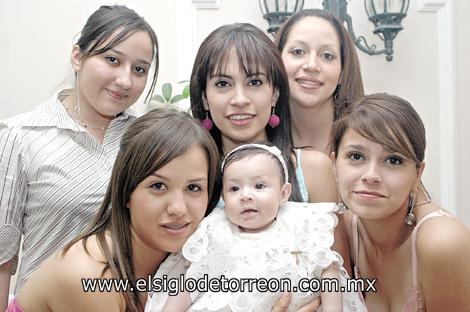 BAUTIZAN A DARIELA
Silvia Muñoz, Pamela Gamboa, Lilia Reyes, Claudia de Arroyo y Shelssy Armendáriz con su prima Dariela Lizette Chew Arroyo.