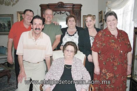 Laura Guerra de Martínez junto a sus hijos Nacho, Gerardo, Alberto, Pita, Susana y Tules Martínez.