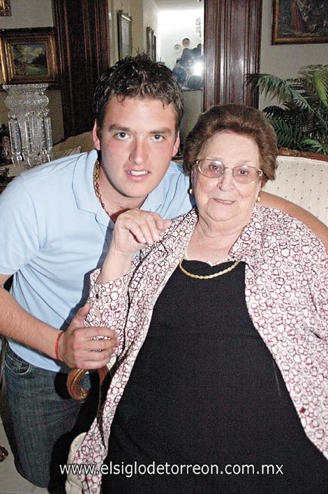 Beto Martínez con su abuelita Laura Guerra de Martínez.