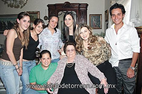 La festejada Laura Guerra de Martínez junto a sus nietos Katia y Mariana Martínez, Marisú del Bosque, Daniela Martínez, Astrid Martínez de Allegre, Mariel y Alejandro del Bosque Martínez.