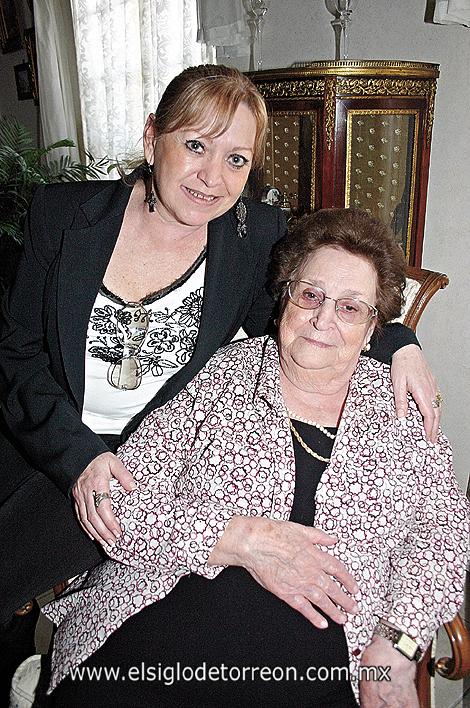 ¡FELICIDADES A LAURA Y SUSANA!
Susana Martínez de Del Bosque y Laura Guerra de Martínez.