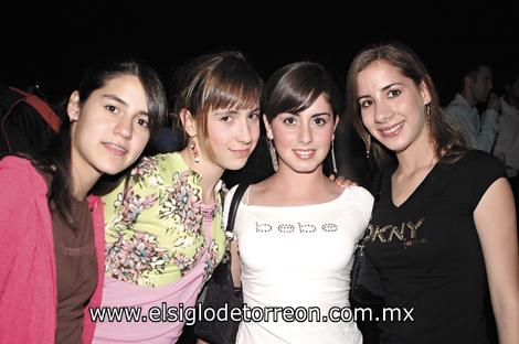 DISFRUTANDO EL CONCIERTO DE LUIS MIGUEL
Rosy, Nicole, Paulina e Iza.