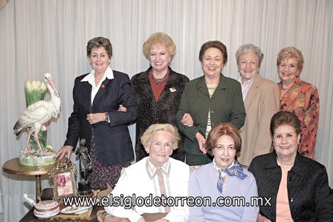 AMIGAS PARA SIEMPRE
Elena G. de Luengo, Carmen V. de Díaz Flores, Elena V. de González, Pilar A. de Teja, Güera S. de Jiménez, María Elena de Fernández, María Isabel A. de Teele y Lilia L. de Aguilar.