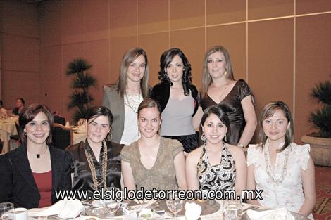 Belinda Villarreal Arellano con sus amigas Marcela Pérez de Leal, Liz Aguiñaga, Laurencia González de Herrera, Analú Aranzábal, Susana López Barrio de Milán, Cristina Albéniz y Karen Bocanegra.