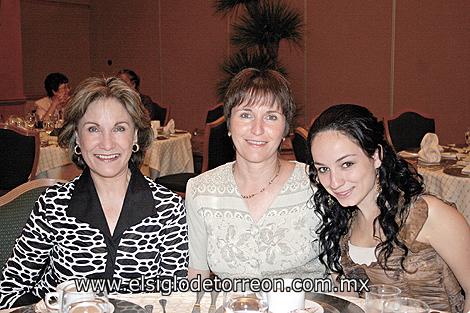 Lourdes y Cecilia Muñoz y Naty Garza Guasco.