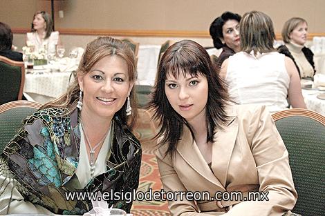 Leticia Herrera de Lozano con su hija Bárbara Lozano Herrera.