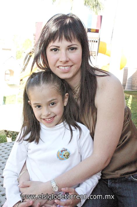 Liliana de Díaz Flores y Samantha Díaz Flores.