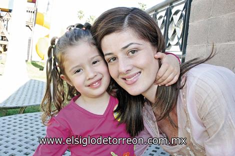 Daniella González Teixeira y Juliana Teixeira de González.