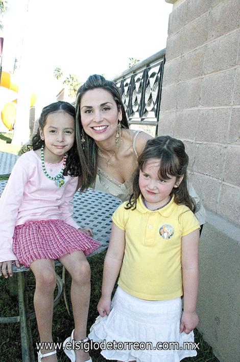 Gracia Landázuri de Díaz Veléz con sus niñas Paula y Natalia Díaz Veléz Landázuri.