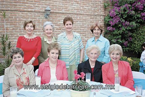 Matilde M. de Ruenes, Pilar A. de Teja, Rorris H. de Veyán, Carmen V. de Díaz Flores, Güera A. de Teele, Elena G. de Luengo y María Elena Faya de Fernández acompañando a Lilia Sotomayor de Aguilar.