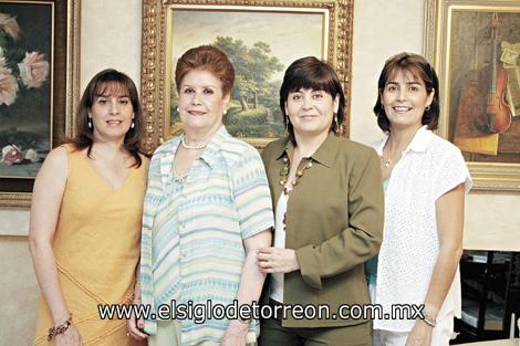 CONCURRIDO CUMPLEAÑOS
La festejada junto a sus hijas Lilia Llama de Cepeda, Laura Llama de Fernández y Consuelo Llama Sotomayor.