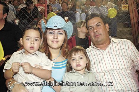 Sofía Jiménez de Cobián y Armando Cobián con sus hijos David Armando y Sofía Cobián Jiménez.