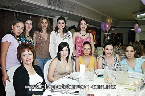 Mónica Díaz junto a Patricia de Negrete, Marina Ruvalcaba, Nely de Garza, Martha Soto de Chávez, Claudia Bartoluchi de Jaime, Laura Leal, Gaby de Martínez, Lorenia E. de Martinez y Maru de Corona.