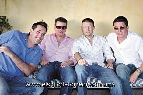 ¡FELICIDADES FERNANDO!
Luis Dibildox, Chilo Ortiz, Fernando Treviño y Daniel Fernández.