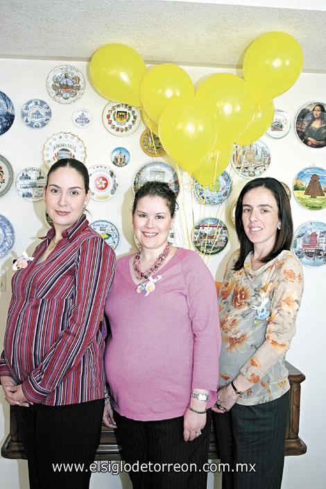 LISTAS PARA RECIBIR A SUS ANGELITOS
Mariana Dueñes de Batarse, Chary Aranzábal de Montaña, Myriam Tricio de Treviño.