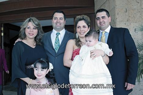 Brenda Noriega de Necochea, Brendita Necochea Noriega, Luis Necochea, Alejandra Sánchez de Necochea con su hija Alejandra y Sergio Necochea Gámez.