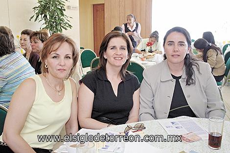 DESFILAN PARA UNA NOBLE CAUSA
Marcela A. de Sotomayor, Pilar Campuzano de von Bertrab y Leonor González de Dueñes.