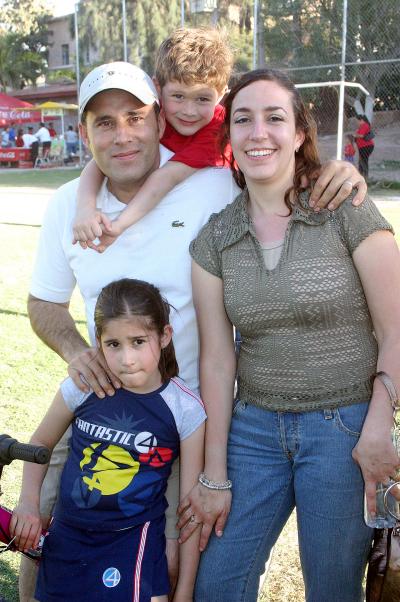 va_23032006 
Manuel Gutiérrez y Liliana de Gutiérrez con sus hijos Andrea y Manuel, en pasado convivio.