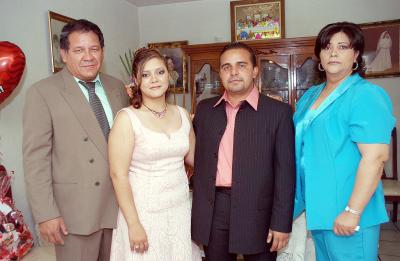 va_23032006 
Mayra Dayana Ramírez Ramos y Brandy Antonio Quezada Castro, acompañados de María Concepción Ramos y Héctor Ramírez.