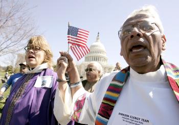 Las protestas llegaron hasta la capital estadounidense, Washington DC, donde decenas de religiosos cristianos, musulmanes y judíos, esposados, marcharon hacia el Capitolio, donde se estaba celebrando la discusión.

Entre los grupos defensores de los inmigrantes, la alegría era patente.