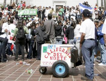 Las marchas continuaron, mientras se celebraba el debate, en California, Texas, Michigan, Washington DC y otros puntos del país.